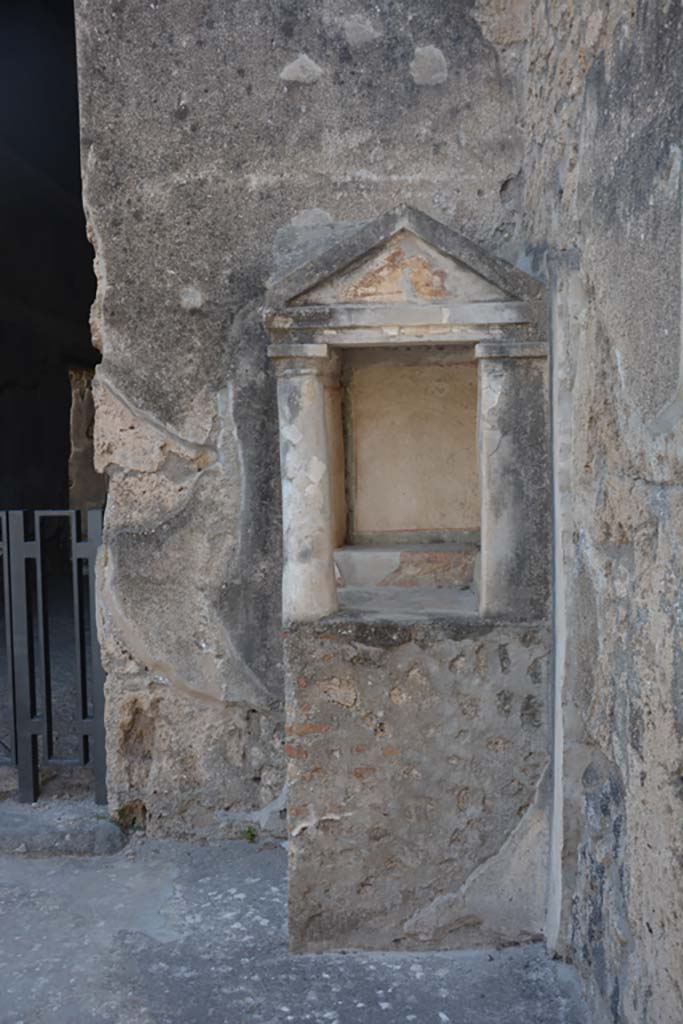 IX.14.4 Pompeii. July 2017. 
Looking west in north-west corner of atrium towards lararium shrine 32.
Foto Annette Haug, ERC Grant 681269 DÉCOR.