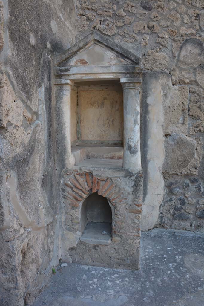 IX.14.4 Pompeii. July 2017. Lararium shrine 32, looking north.
Foto Annette Haug, ERC Grant 681269 DÉCOR.