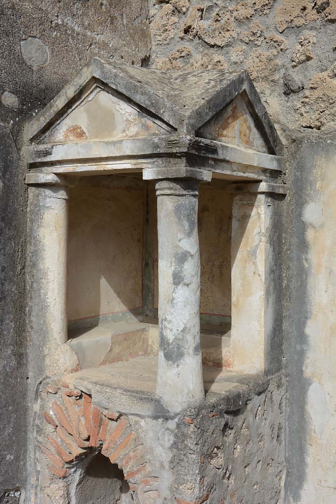 IX.14.4 Pompeii. September 2019. Household lararium shrine 32. 
Upper half with columns and pediment. Lower niche on south side.
Foto Annette Haug, ERC Grant 681269 DÉCOR.