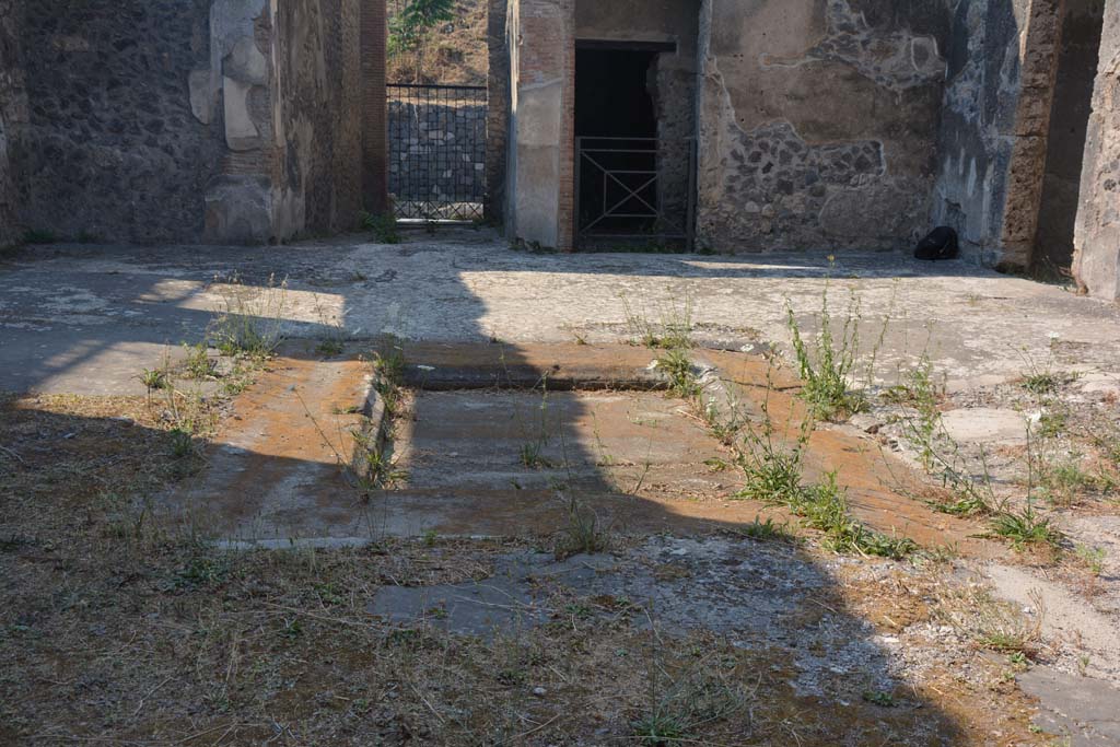 IX.14.4 Pompeii. July 2017. Looking north across impluvium of secondary atrium 27 at IX.14.2.
Foto Annette Haug, ERC Grant 681269 DÉCOR.