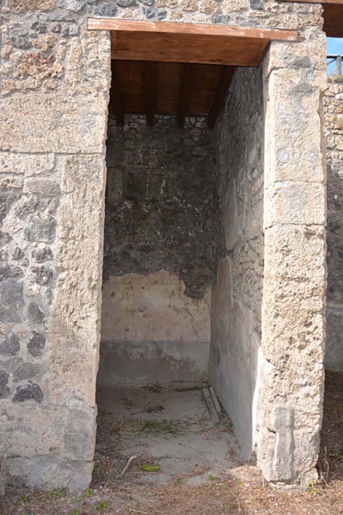 IX.14.4 Pompeii. September 2019. Doorway to room 21 on west side of atrium 27.
Foto Annette Haug, ERC Grant 681269 DÉCOR.