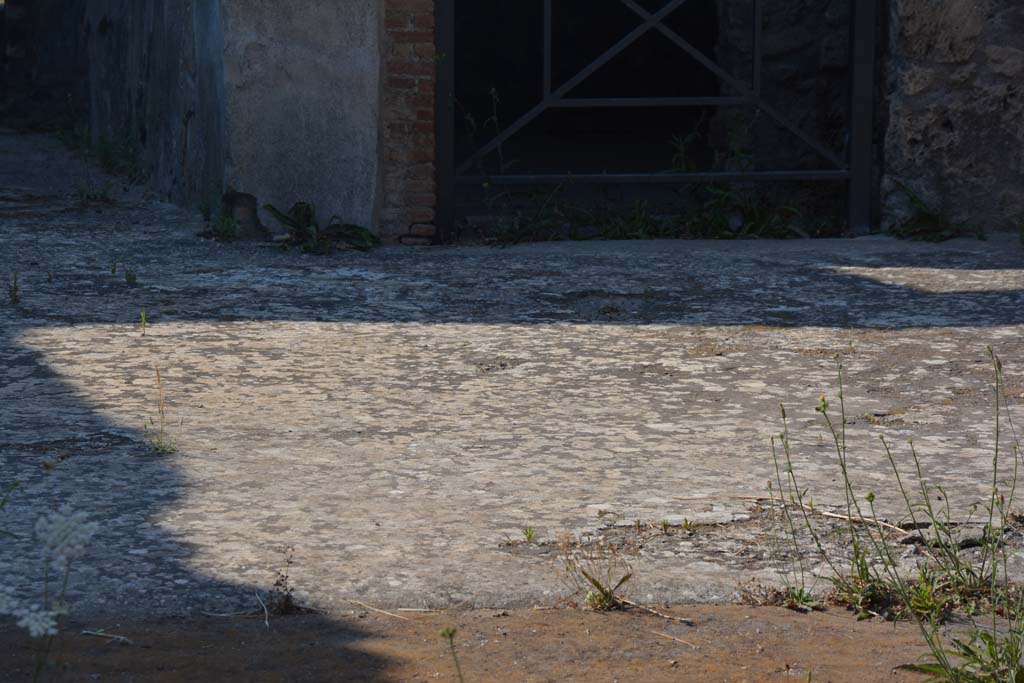 IX.14.4 Pompeii. July 2017. Room 27, secondary atrium, flooring in north-east corner of atrium.
Foto Annette Haug, ERC Grant 681269 DÉCOR.