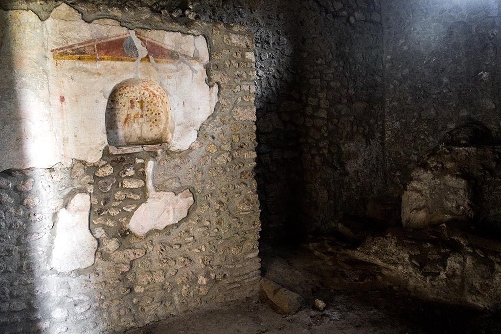 IX.14.4 Pompeii. July 2024.
Kitchen 18, painted niche lararium on south wall, with latrine in south-west corner, on right. Photo courtesy of Johannes Eber.