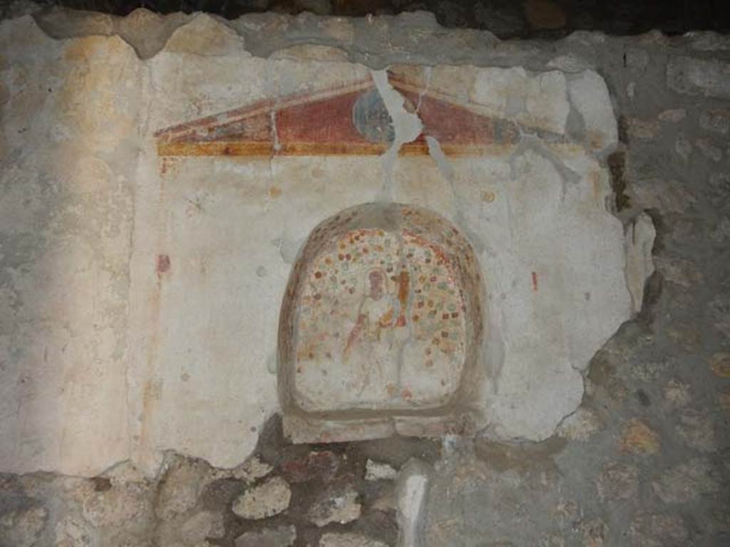 IX.14.4 Pompeii. May 2017. Arched niche set in painted aedicula, on south wall of kitchen 18. Photo courtesy of Buzz Ferebee.