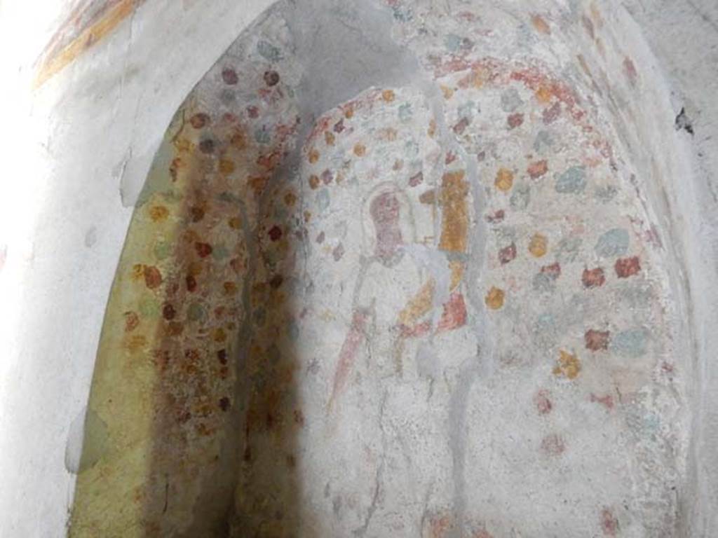IX.14.4 Pompeii. May 2017. Room 18, detail showing painted side walls of niche.
Photo courtesy of Buzz Ferebee.