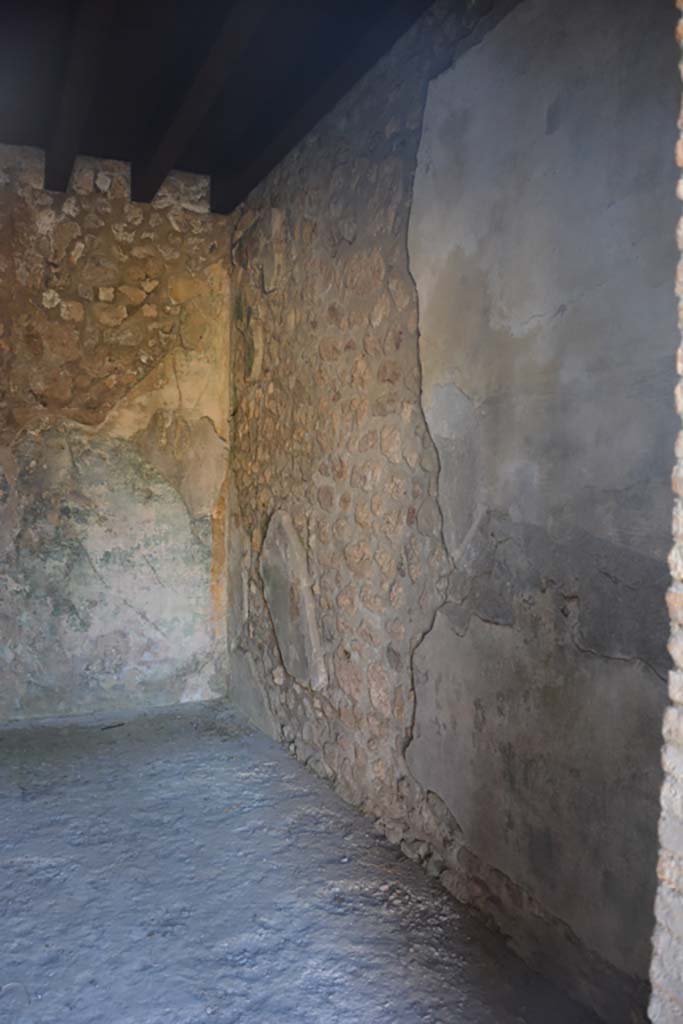 IX.14.4 Pompeii. July 2017. Room 13, looking along north wall from doorway.
Foto Annette Haug, ERC Grant 681269 DÉCOR.