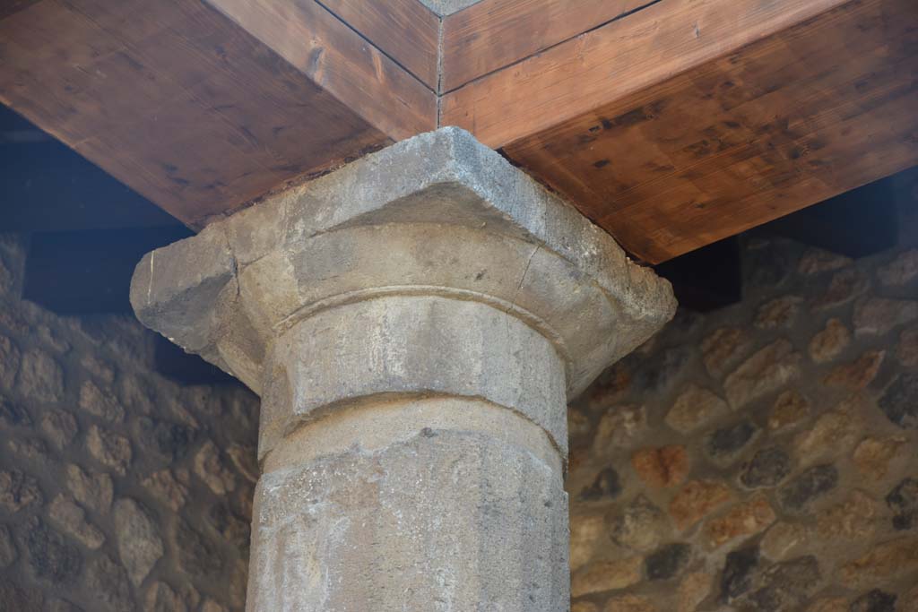 IX.14.4 Pompeii. July 2017. South-west corner of peristyle, detail of upper column.
Foto Annette Haug, ERC Grant 681269 DÉCOR.