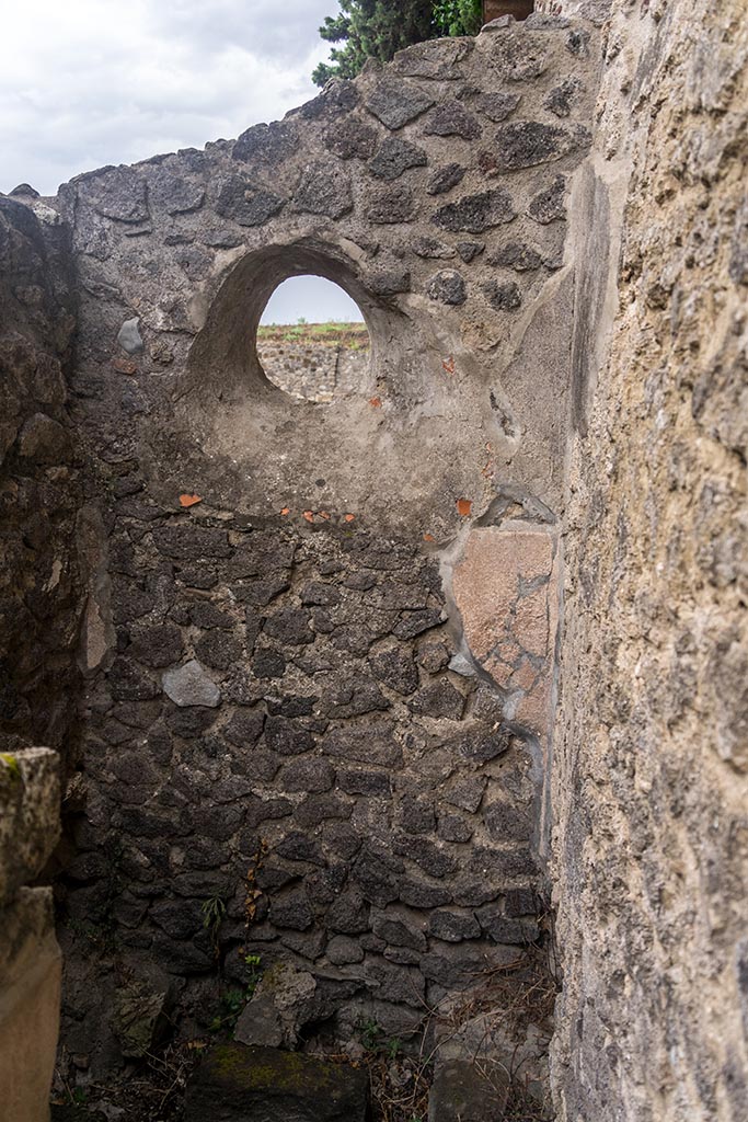 IX.14.4 Pompeii. July 2024. 
Circular window in east wall above latrine. Photo courtesy of Johannes Eber.