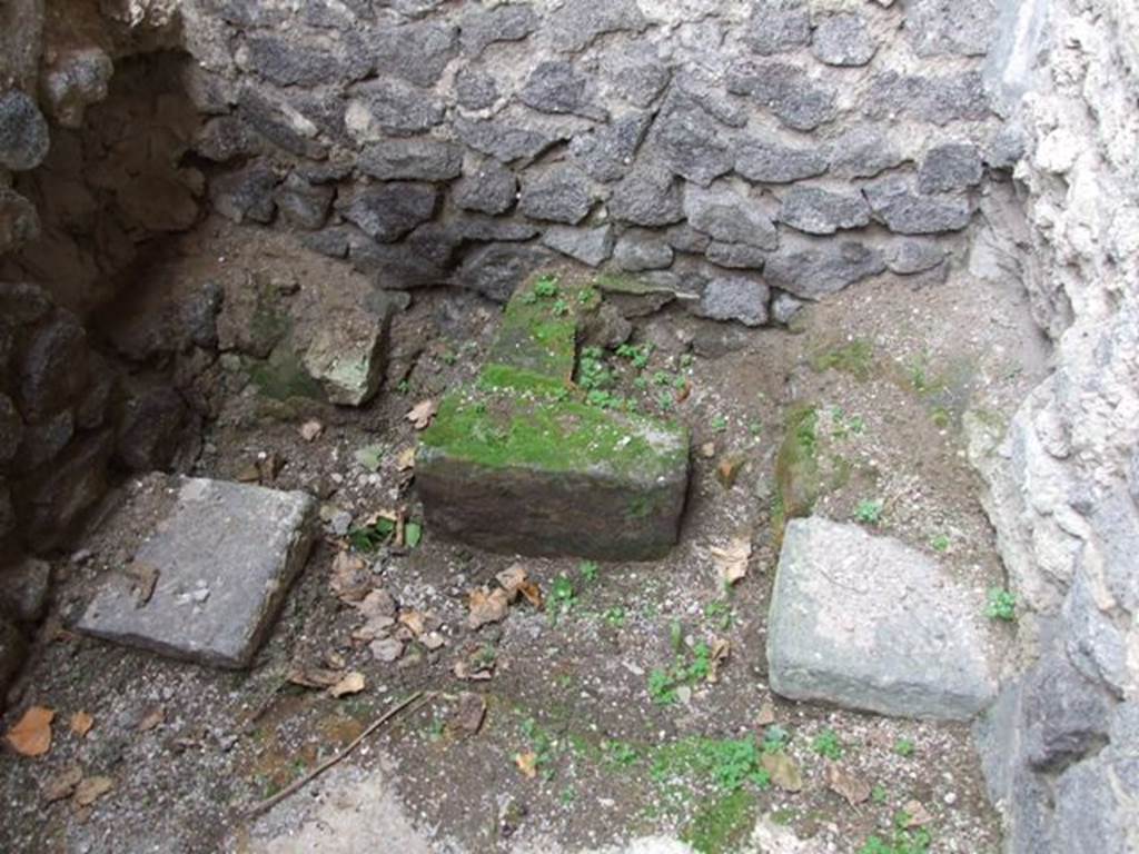 IX.14.4 Pompeii. December 2007. Latrine at east end of room 8.