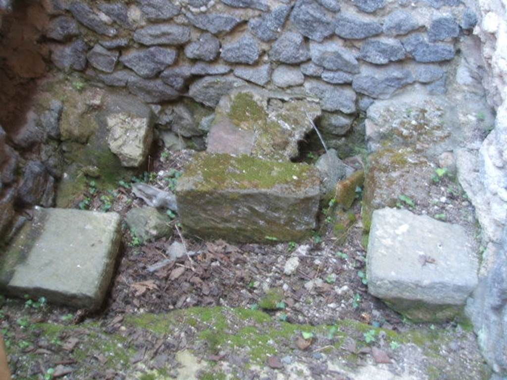 IX.14.4 Pompeii. May 2005. Latrine in room 8.