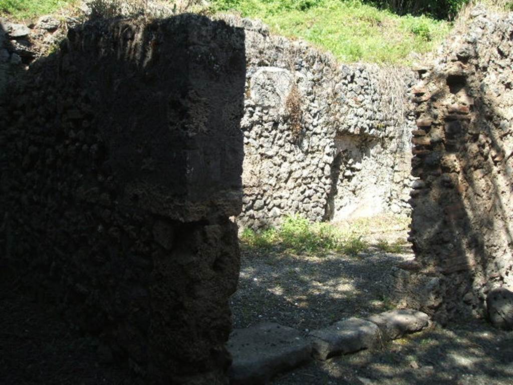 IX.14.4 Pompeii. May 2005. Looking into room 10 in south-west corner.