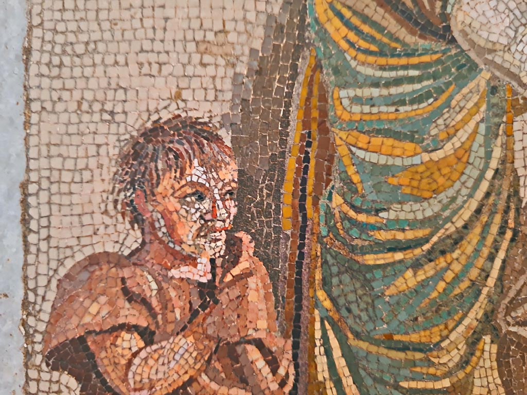 HGW06 Pompeii. Found on 8th April 1763. Ambiente 13 of Villa of Cicero. 
Detail from mosaic of a Group of Street Musicians showing a boy following and watching the musicians. 
Now in Naples Archaeological Museum. Inventory number 9985.
Photo courtesy of Giuseppe Ciaramella. September 2024.