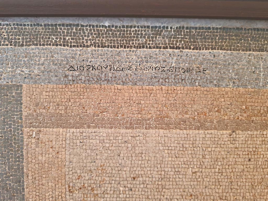 HGW06 Pompeii. Found on 8th March 1764. Ambiente 33 of Villa of Cicero. 
Mosaic of the Sorceress, Consultation with a witch, with the signature of Dioskourides of Samos. 
Now in Naples Archaeological Museum. Inventory number 9987.
Photo courtesy of Giuseppe Ciaramella. September 2024.