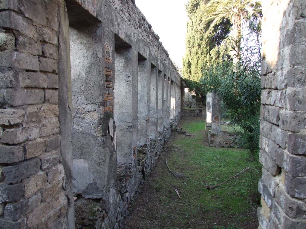HGW24 Pompeii. December 2006. Looking north along garden side of west portico, from south-west corner. 
(Villa Diomedes Project – area 91, looking north along garden side of west portico 63.)
(Fontaine, 5c).