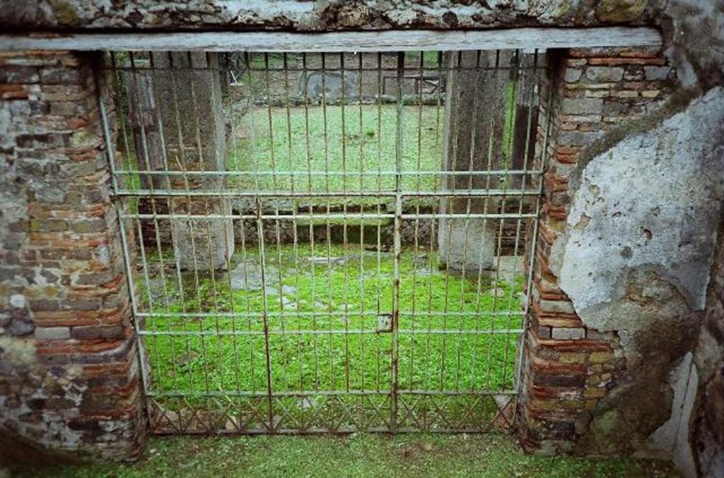 HGW24 Pompeii. September 2007. Looking east into garden, through gate in centre of west wall. Photo courtesy of Rick Bauer.
According to the plan by La Vega, no.12 would have been found inside this gate on the west portico, and on the opposite side of the west portico no.83 was found.
(Fontaine, portico 5c).