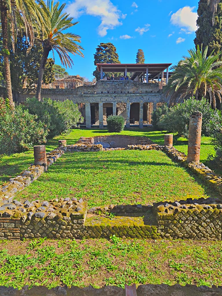 HGW24 Pompeii. Villa of Diomedes. March 2024.
Looking east over garden across pergola supported by six columns. Photo courtesy of Giuseppe Ciaramella.