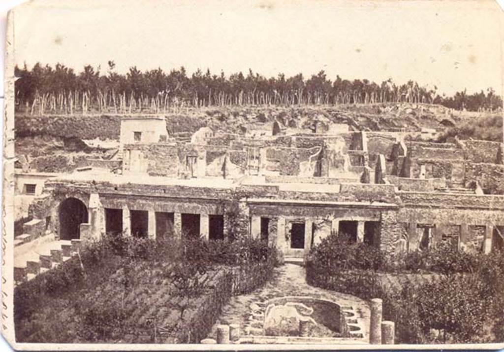 HGW24 Pompeii. Between 1867 and 1874. Looking east across garden to villa.
Photo by Sommer and Behles. Photo courtesy of Charles Marty.