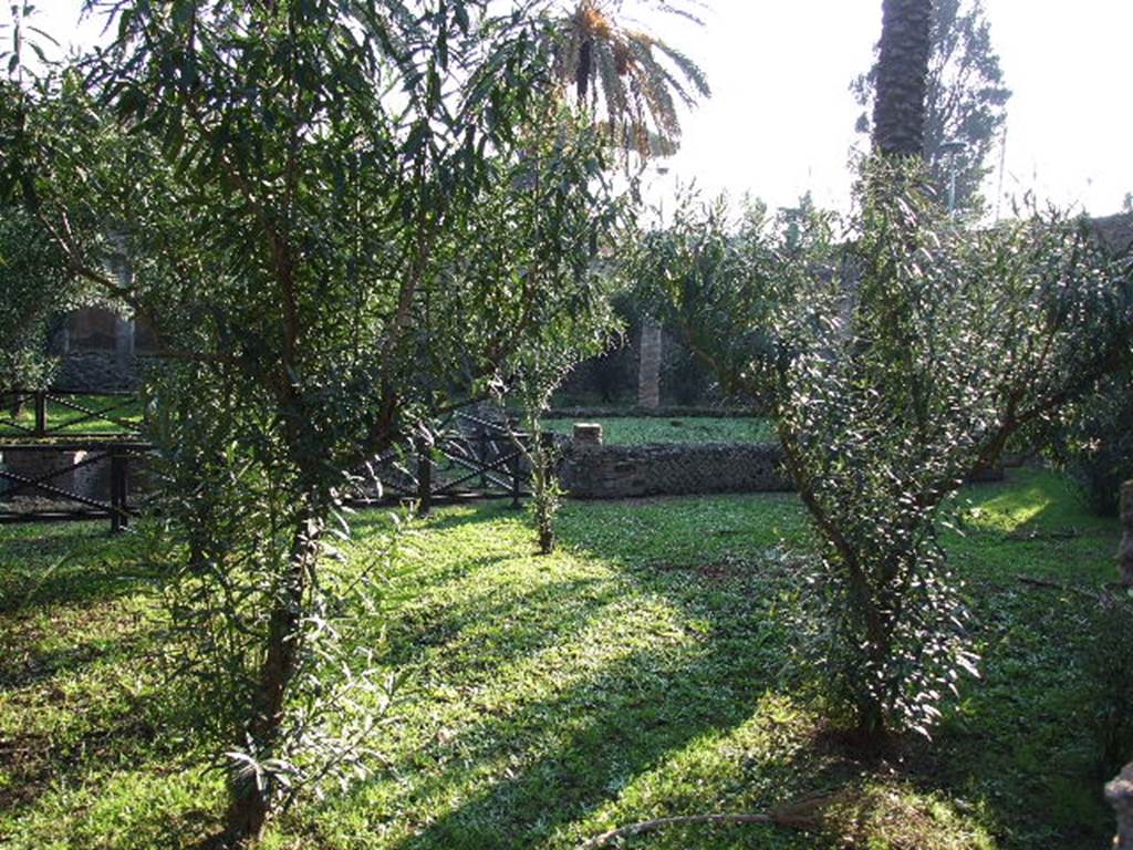 HGW24 Pompeii. December 2006. View across garden to the south.