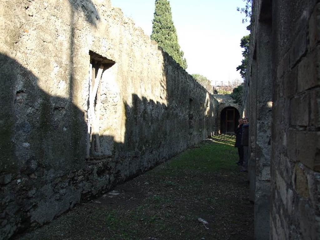 HGW24 Pompeii. December 2006. Looking east along the north portico. 
(Fontaine, north portico, 5d).