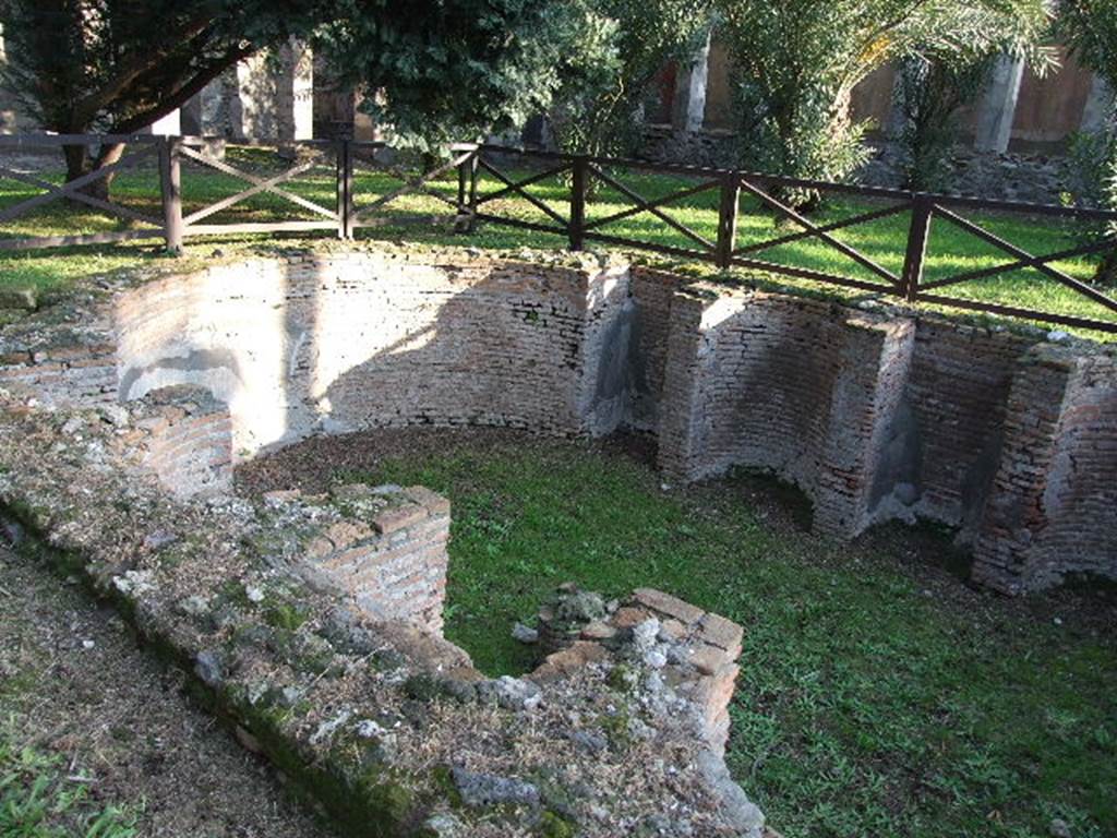 HGW24 Pompeii. December 2006. Pool, looking towards curved end.