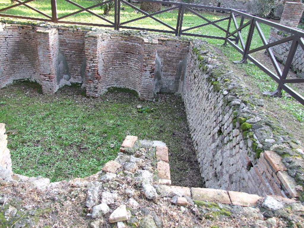 HGW24 Pompeii. December 2006. Pool with bays in walls.