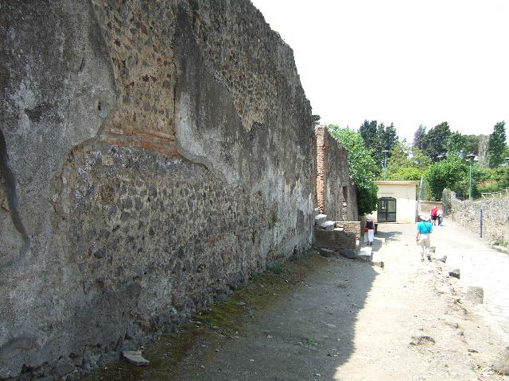 HGW24 Pompeii. May 2006. Via dei Sepolcri looking north to steps of entrance. 
Just beyond is the doorway of entrance HGW25.
On the other side of the roadway, on the right of the photo, no. 97 and 91 from the La Vega plan were found.