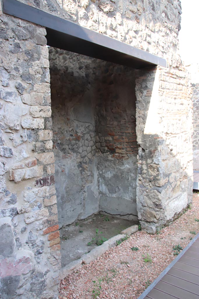 HGW24 Pompeii. Villa of Diomedes. October 2023.
Small room or cupboard on west side of peristyle. Photo courtesy of Klaus Heese.
(Villa Diomedes Project – area 21).
(Fontaine, near 2,7 on west side of courtyard portico).