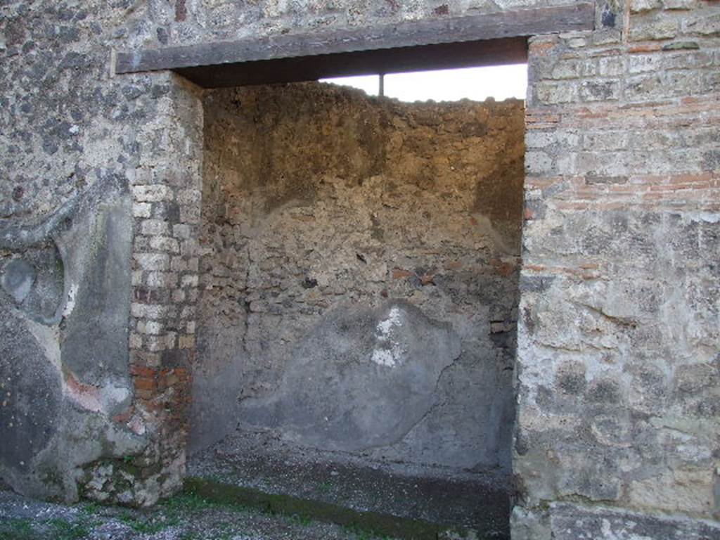 HGW24 Pompeii. December 2006. Small room or cupboard on west side of peristyle.
No.50 is shown on the plan as being just inside/outside this doorway.
(Fontaine, near 2,7 on west side of courtyard portico).
From PAH, addendum, p.127 – (no.50 on the plan by La Vega).
Relazione delle antichita, che si vanno ritrovando nella masseria del sig. D. Giovanni Milano parsonaro, che si era principiata al di 14 Febbraro 1771. (Report of Antiquities found .....)
 “No.50, nella stessa date.Si e trovata una monete di bronzo che non si distingue, diam. on. 1 e mezza, ed un pezzetto di spillone dello stesso metallo.”
(the previous number, “no.49”, was dated 22 June (Giugno) 1772, and this was written as being found on the same date).