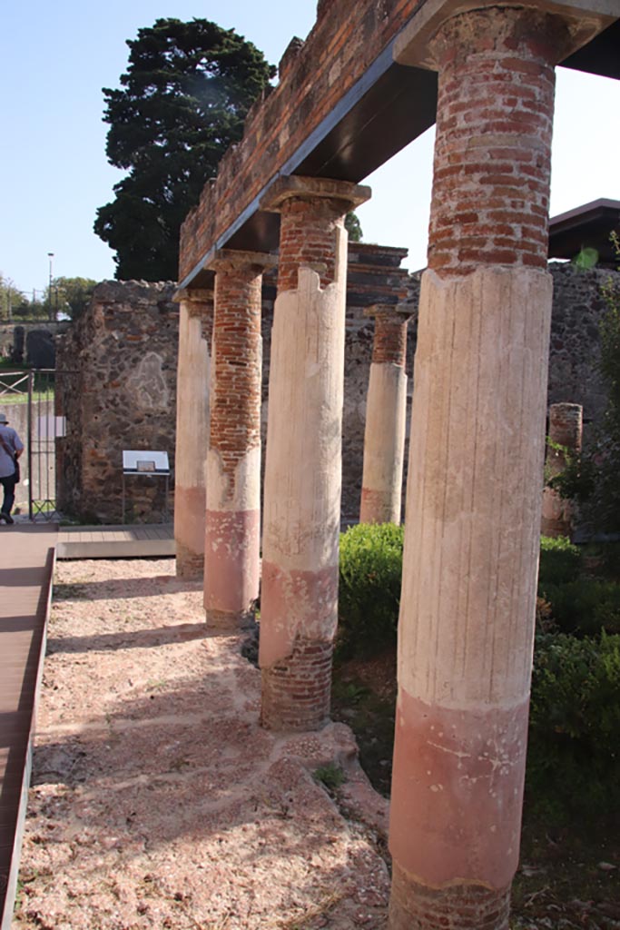 HGW24 Pompeii. Villa of Diomedes. October 2023. 
Looking east along columns on north portico. Photo courtesy of Klaus Heese.