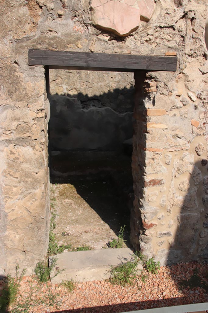 HGW24 Pompeii. Villa of Diomedes. October 2023. 
Doorway to room on north side of peristyle. Photo courtesy of Klaus Heese.
(Fontaine – 2,1)