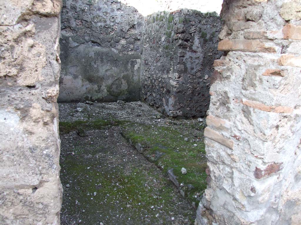 HGW24 Pompeii. December 2006. Doorway to room on north side of peristyle, on upper level.
(Villa Diomedes Project – area 25).
(Fontaine, small room 2,1 on north side of courtyard combined with room with steps (see no.7 below).