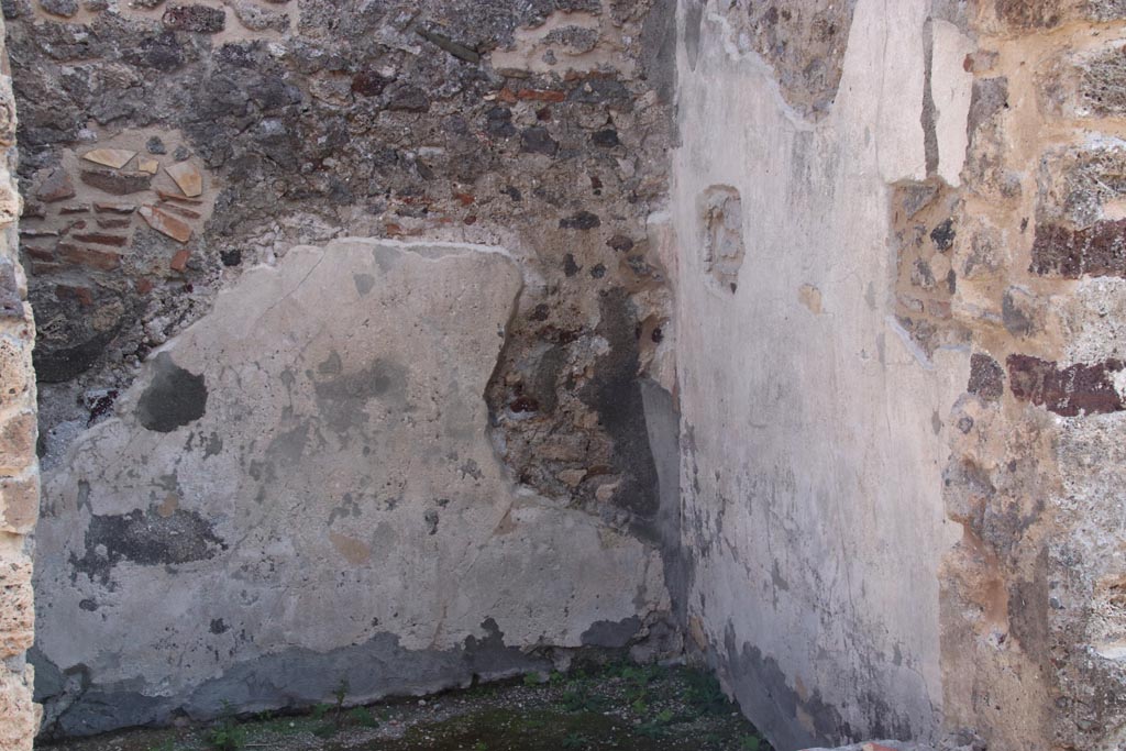 HGW24 Pompeii. Villa of Diomedes. October 2023. 
Looking towards west wall, south-west corner and south wall, through window from terrace. Photo courtesy of Klaus Heese.