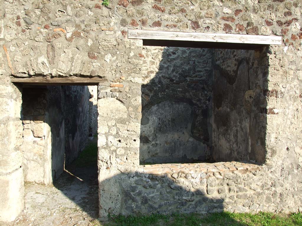 HGW24 Pompeii. December 2006. Looking east to room on south side of corridor, with window overlooking terrace. 
(Villa Diomedes Project – area 34).
(Fontaine, room 2,6).