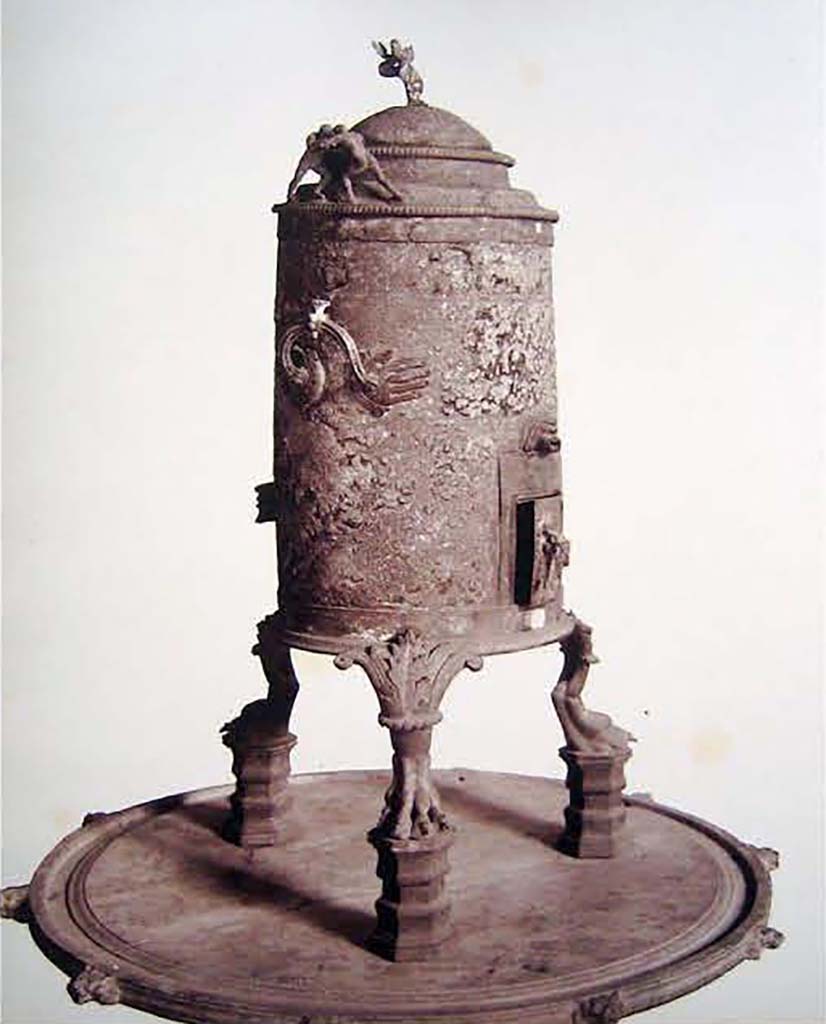 HGW24 Pompeii. Found 21st February 1771. Circular marble table used as a fountain 
Now in Naples Archaeological Museum. Inventory number 73019.
Photo ©Villa Diomedes Project, base de données Images, http://villadiomede.huma-num.fr/bdd/images/5359