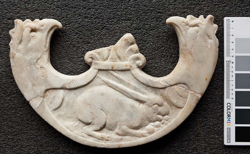 HGW24 Pompeii. Found 21st February 1771. Marble pelta oscillum side 1, with figure of rabbit.
Now in Naples Archaeological Museum. Inventory number 6666.
Photo by Thomas Crognier, ©Villa Diomedes Project, base de données Images, http://villadiomede.huma-num.fr/bdd/images/583