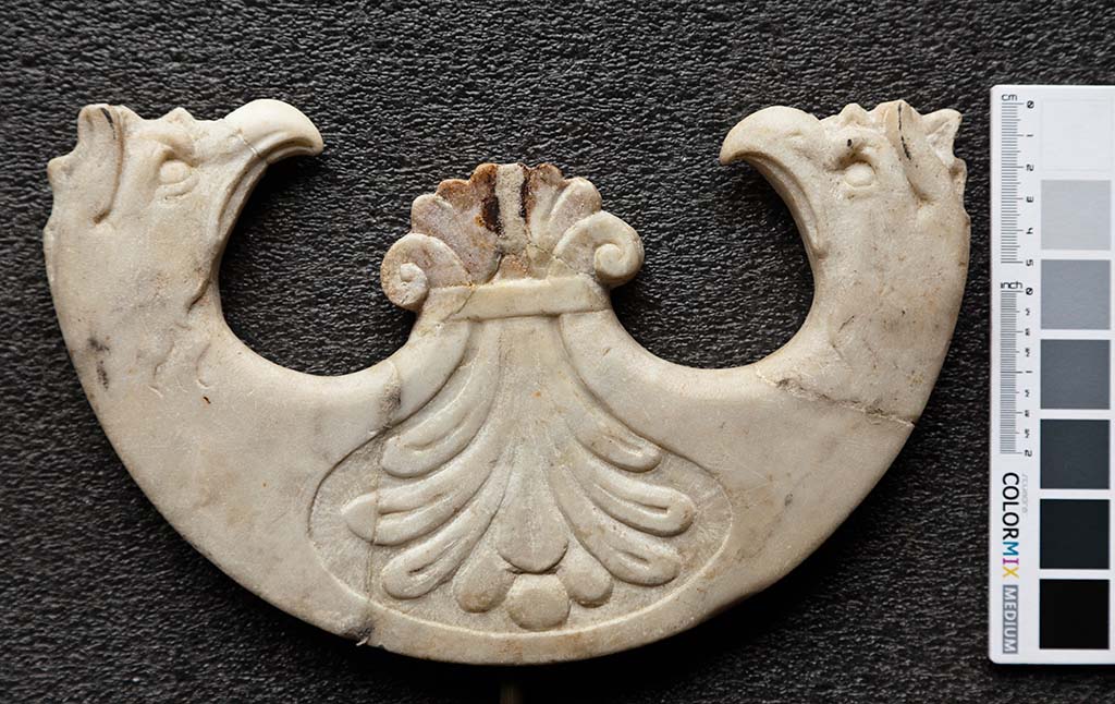 HGW24 Pompeii. Found 21st February 1771. Marble pelta oscillum side 2, with leaf pattern.
Now in Naples Archaeological Museum. Inventory number 6668.
Photo by Thomas Crognier, ©Villa Diomedes Project, base de données Images, http://villadiomede.huma-num.fr/bdd/images/588