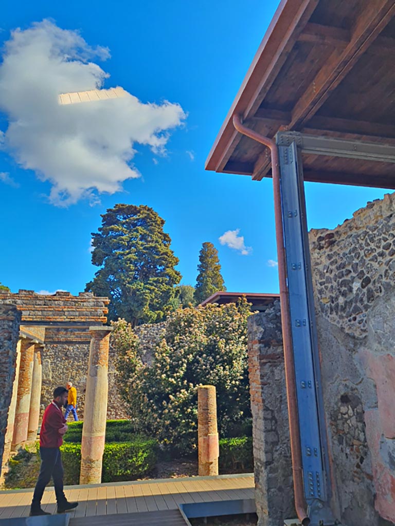 HGW24 Pompeii. March 2024. 
Looking east across tablinum (area 22) towards front peristyle. Photo courtesy of Giuseppe Ciaramella.