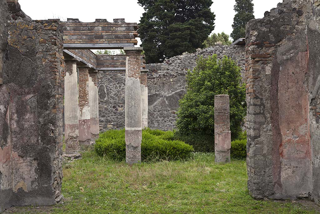 HGW24 Pompeii. May 2015. Looking east across tablinum towards front peristyle.
Photo by Thomas Crognier. 
©Villa Diomedes Project, base de données Images, http://villadiomede.huma-num.fr/bdd/images/2074. Consultée le 05/07/2021.