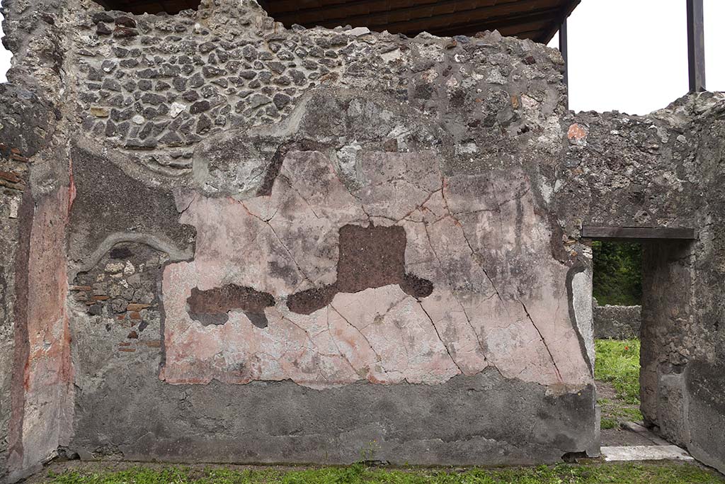 HGW24 Pompeii. May 2015. South wall of tablinum with doorway to adjacent room. Photo by Thomas Crognier. 
©Villa Diomedes Project, base de données Images, http://villadiomede.huma-num.fr/bdd/images/2085 . Consultée le 05/07/2021.