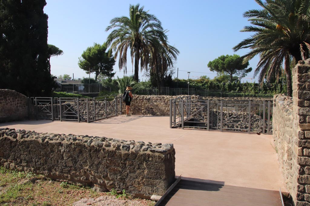 HGW24 Pompeii. Villa of Diomedes. October 2023. 
Looking west from terrace/loggia (area 41), at rear of tablinum, with doorway to area 43. Photo courtesy of Klaus Heese.
(Fontaine – room 4,9)