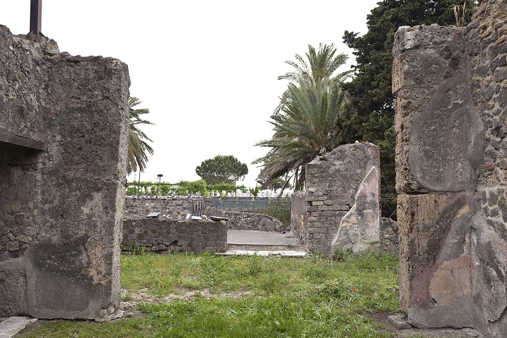 HGW24 Pompeii. May 2015. Looking west from tablinum towards terrace/loggia.
Photo by Thomas Crognier. 
©Villa Diomedes Project, base de données Images, http://villadiomede.huma-num.fr/bdd/images/2080 . Consultée le 05/07/2021.