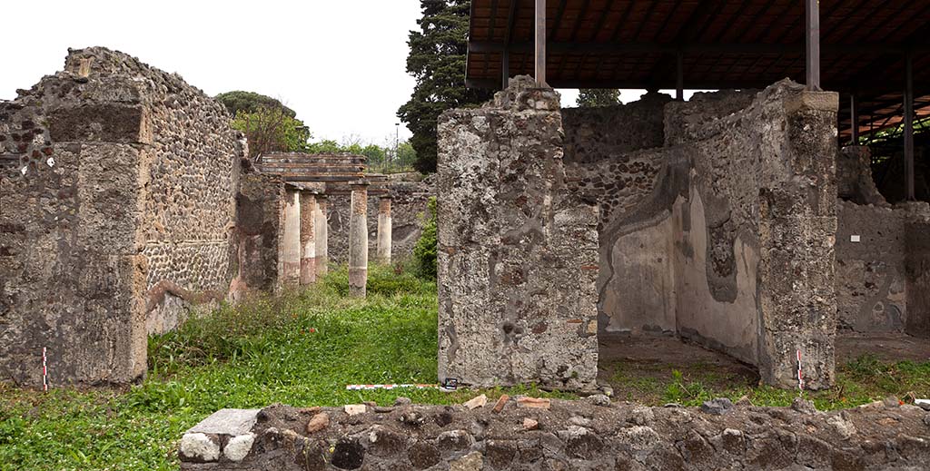 HGW24 Pompeii. May 2016. Looking east across terrace/loggia towards tablinum on left and room on its south side.
On the right is an exedra. Photo by Thomas Crognier. 
©Villa Diomedes Project, base de données Images, http://villadiomede.huma-num.fr/bdd/images/3473 . Consultée le 05/07/2021.