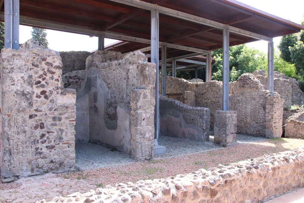 HGW24 Pompeii. Villa of Diomedes. May 2024. 
Looking south-east towards doorways to rooms on south side of tablinum. Photo courtesy of Klaus Heese.
(Fontaine – room 4,3 on left, 4,4, an exedra in centre, and 4,5, on right.)