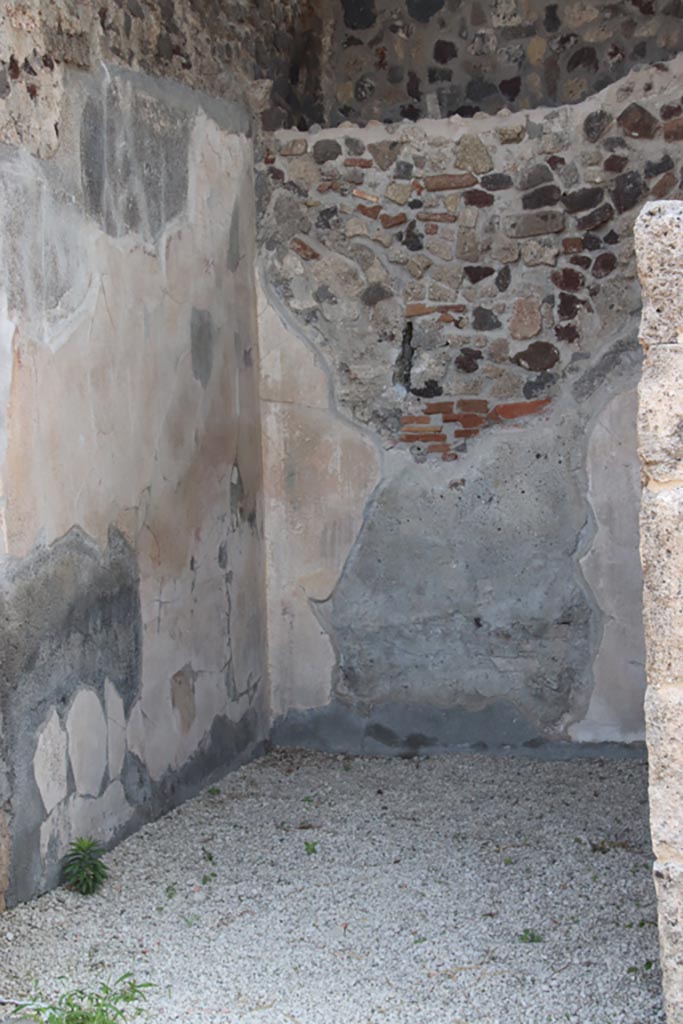 HGW24 Pompeii. Villa of Diomedes. October 2023. 
Detail of north and east wall. Photo courtesy of Klaus Heese.
(Villa Diomedes Project – area 35)
(Fontaine’s 4,3).