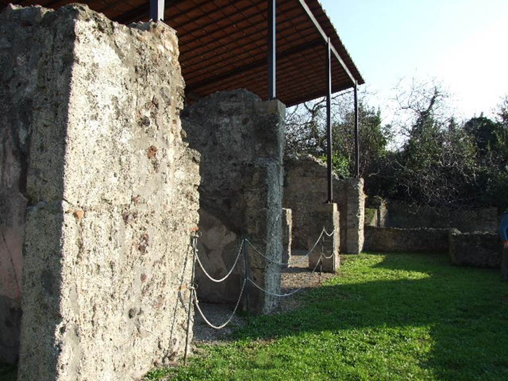 HGW24 Pompeii. December 2006. Looking south along terrace from near room with window. The tablinum is in the centre