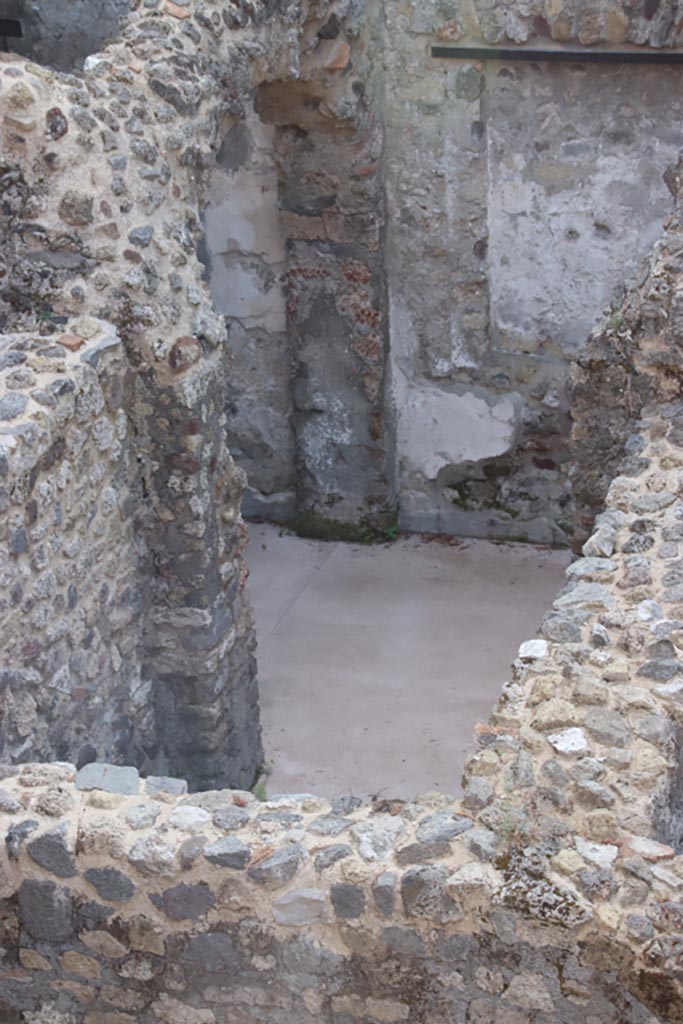 HGW24 Pompeii. Villa of Diomedes. October 2023.
Looking south across room on lower floor. Photo courtesy of Klaus Heese.
(Fontaine – room 5,1, with room 5,a, at rear).