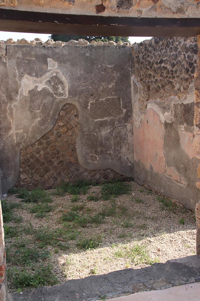 HGW24 Pompeii. Villa of Diomedes. October 2023.
Looking towards south-east corner of diaeta/garden room from window in terrace A. Photo courtesy of Klaus Heese.