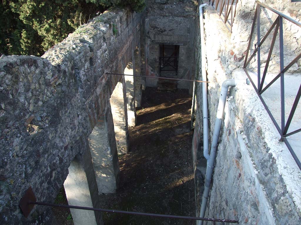 HGW24 Pompeii. December 2006. Looking north, down onto portico, from area of large exedra/loggia/terrace. 
(Villa Diomedes Project – area 63).