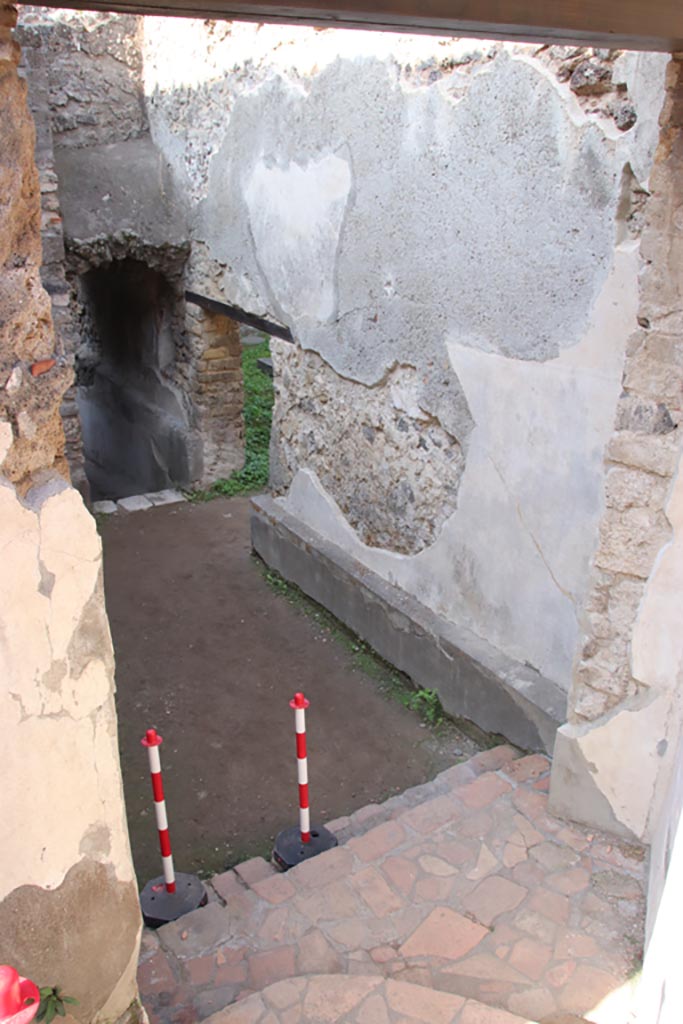 HGW24 Pompeii. Villa of Diomedes. October 2023.
Looking towards north wall and doorway into HG25, part of the Villa on the north side.
Photo courtesy of Klaus Heese.