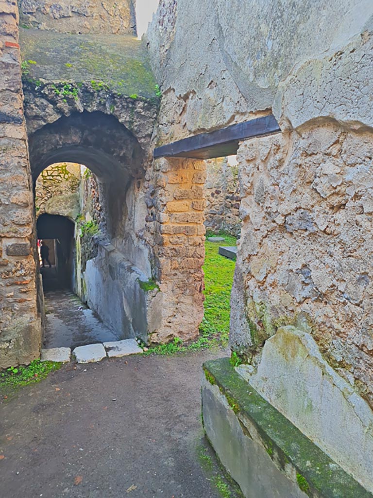 HGW24 Pompeii. Villa of Diomedes. March 2024.
Looking west along corridor to lower floor, and doorway into HG25, part of the Villa on the north side.
Photo courtesy of Giuseppe Ciaramella.
